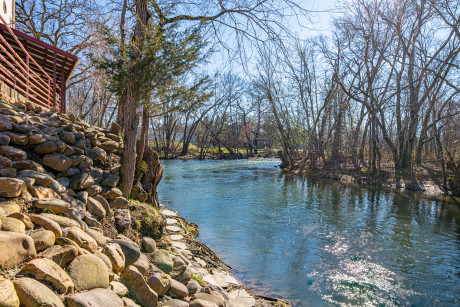 Welcome To River Bend Inn - Exterior View